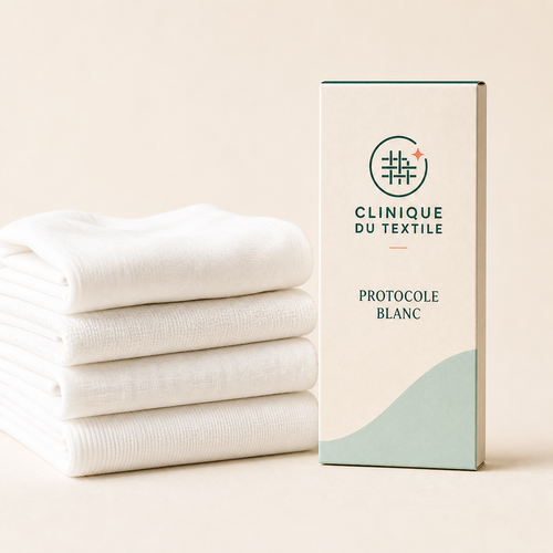 Protocole Blanc Clinique du Textile présenté avec une pile de linge blanc